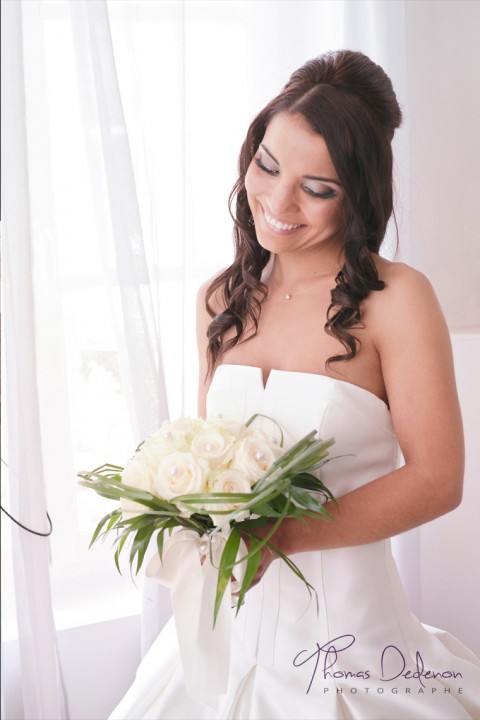 Le mariée attend sa voiture