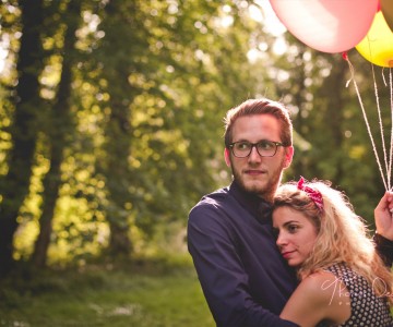 Séance engagement romantique et ballons multicolores