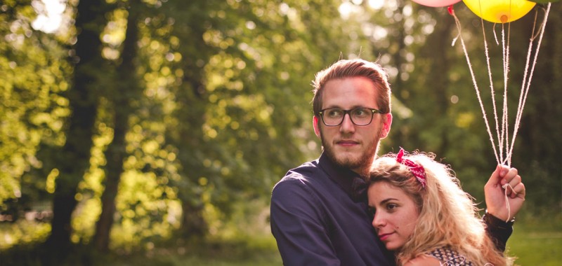 Séance engagement romantique et ballons multicolores