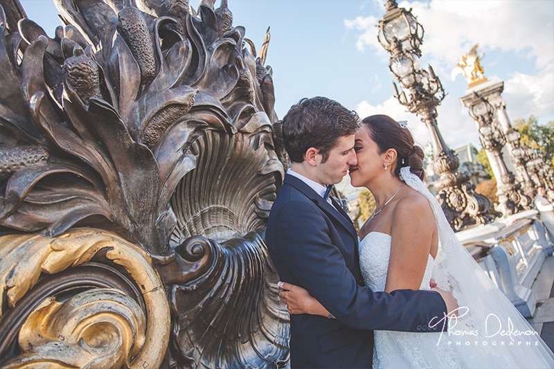 Les mariés sur le pont Alexandre III à Paris