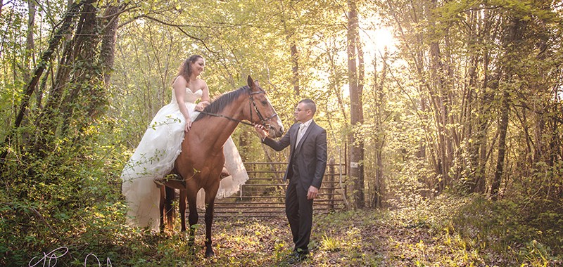 Une superbe séance Day After à Cheval pour ces deux jeunes mariés