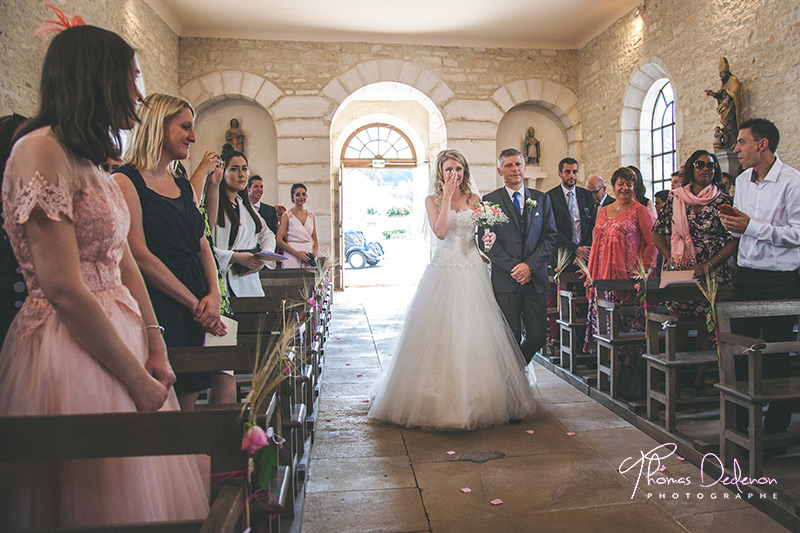 La mariée avant dans l'allée vers l'autel où l'attend son mari