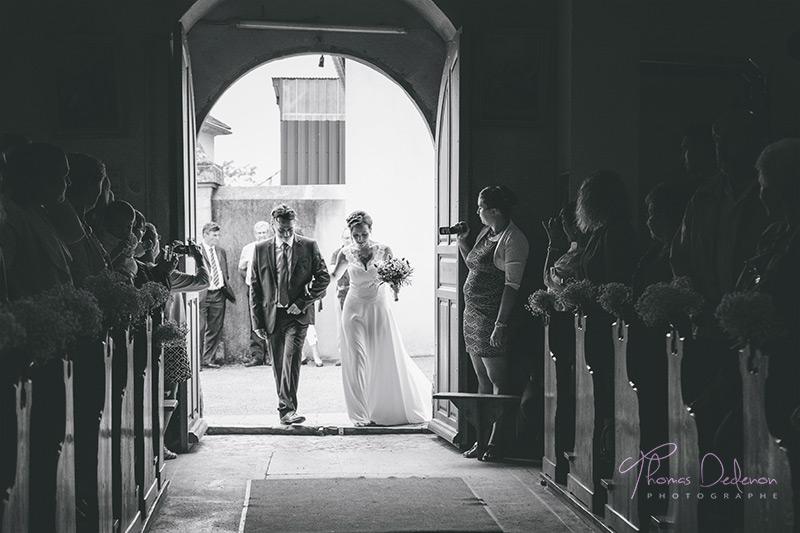 une mariée au bras de son papa à l'église