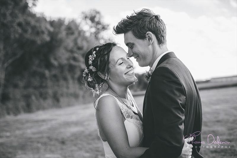 des mariés complices lors de leur photo de couple