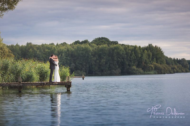 seance couple au bord d'un lac