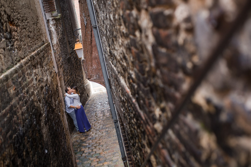 Des amoureux dans les rues de Honfleur