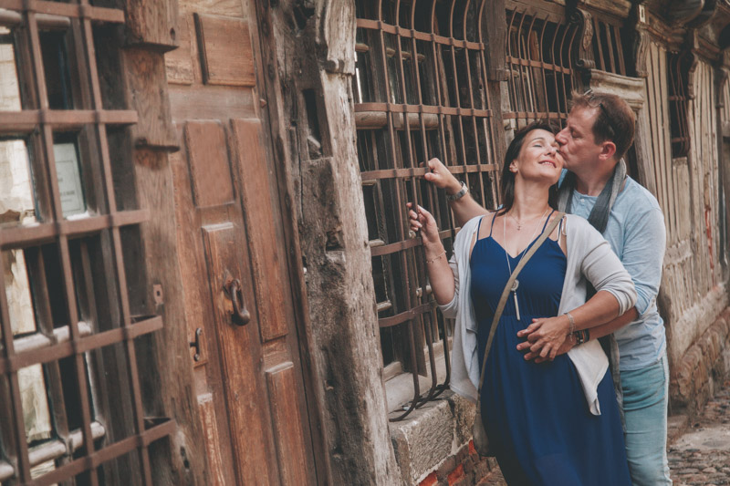 Seance engagement dans les ruelles typiques de Honfleur en normandie