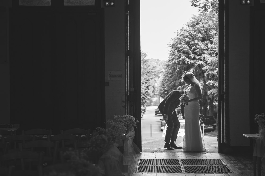 la mariée à l'entrée de l'église