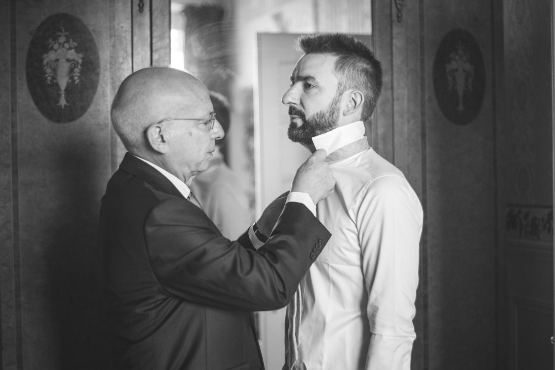 le père du marié ajuste la cravate