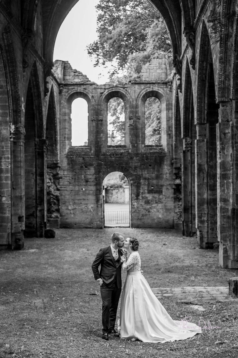 photo de couple ruine abbaye de trois fontaines