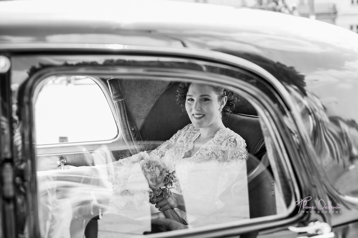 La mariée arrive devant la mairie en traction