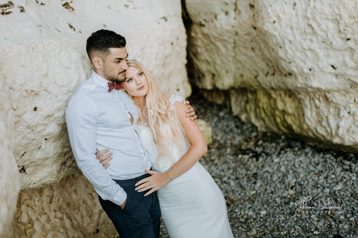 Séance photo de couple au bord des falaises d'Etretat