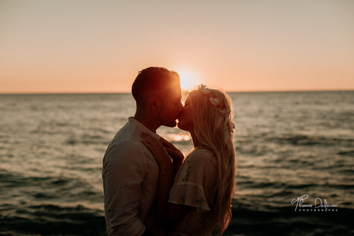 Des amoureux s'embrassent à Etretat