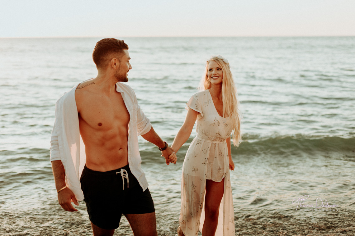 photo couple bord de mer etretat