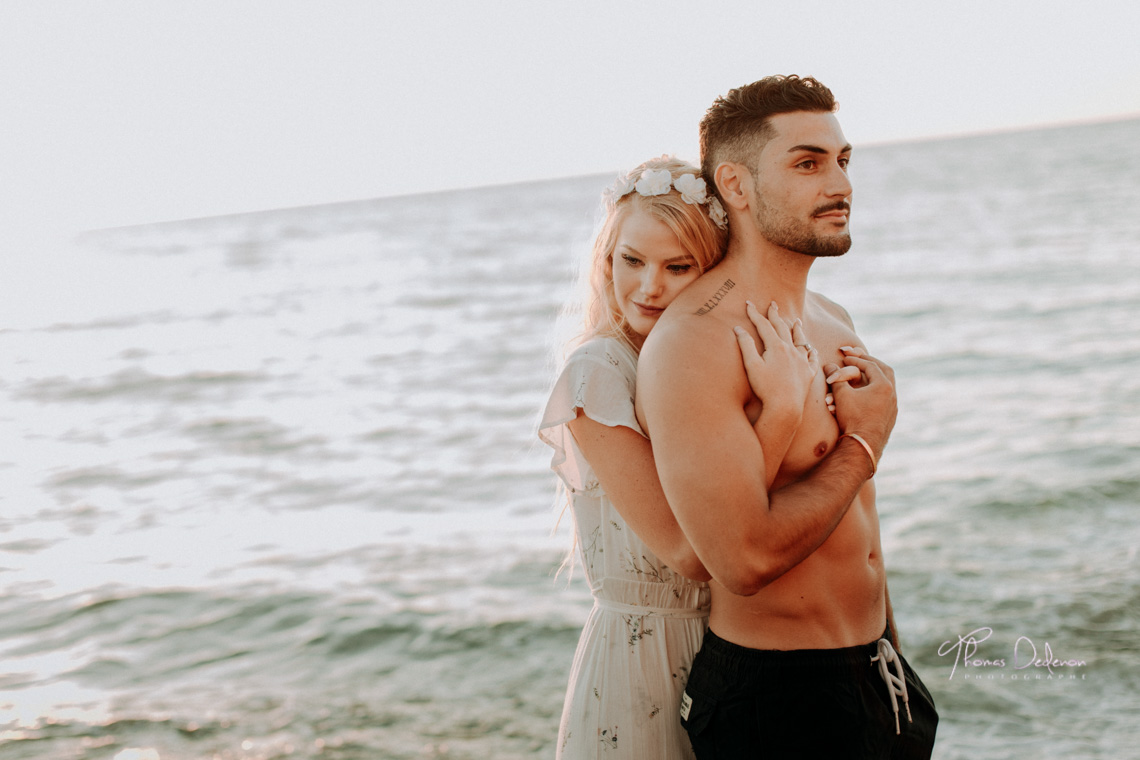 photo couple plage Etretat