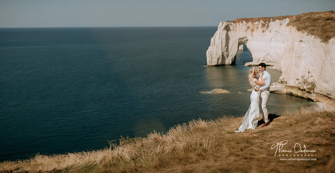 Falaises d'Etretat avec un couple d'amoureux