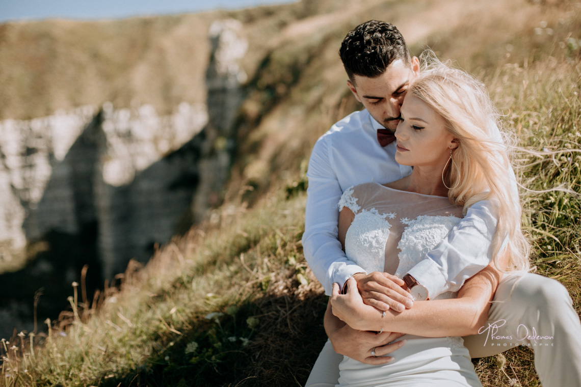 couple d'amoureux en séance photo à etretat