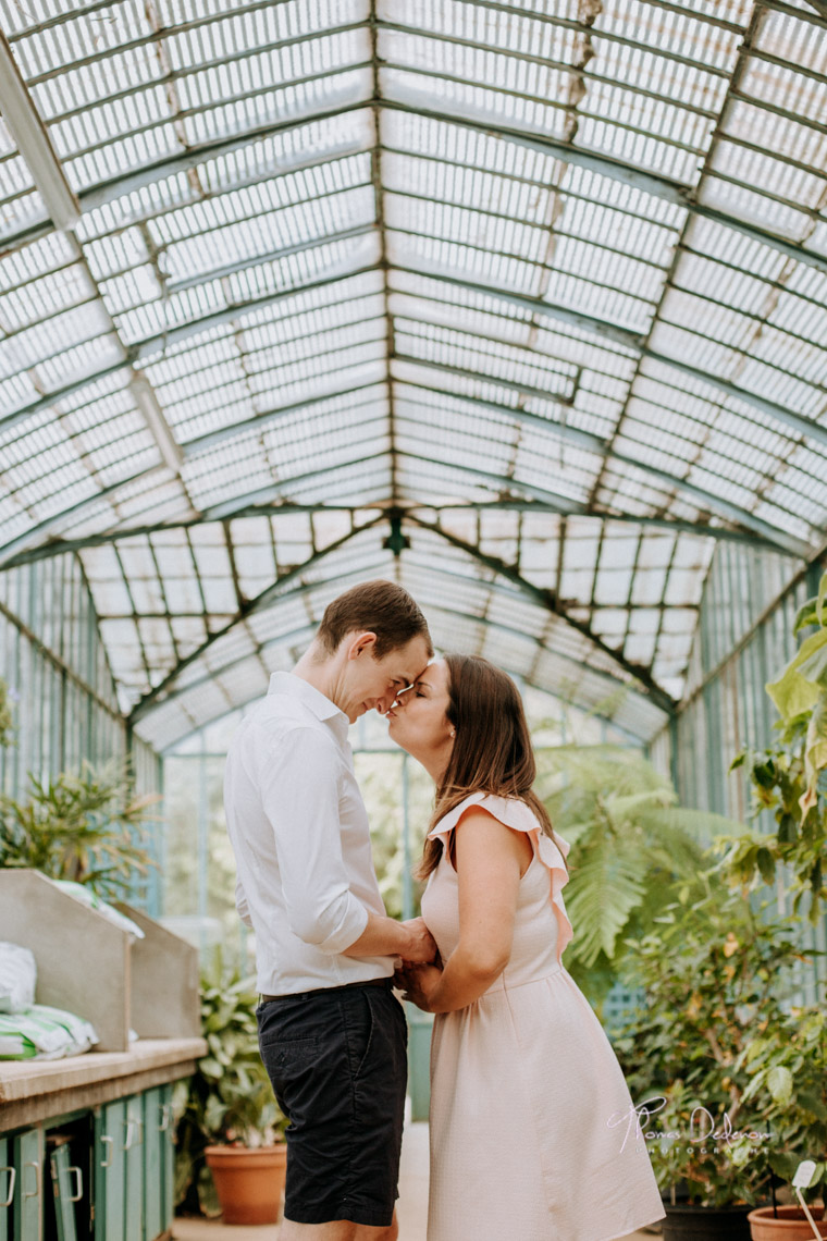 Séance engagement romantique dans le jardin des serres d'auteuil