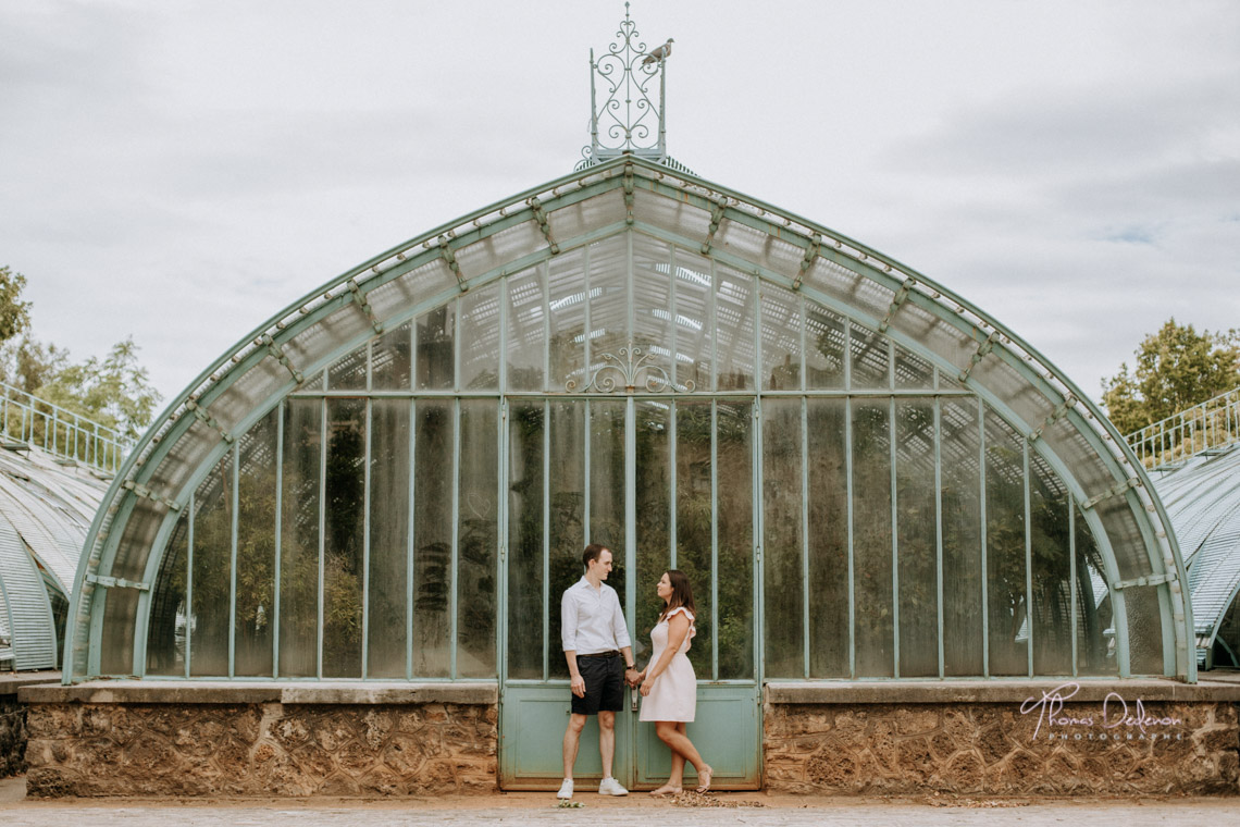 Séance couple dans le joli jardin des serres d'auteuil à Paris