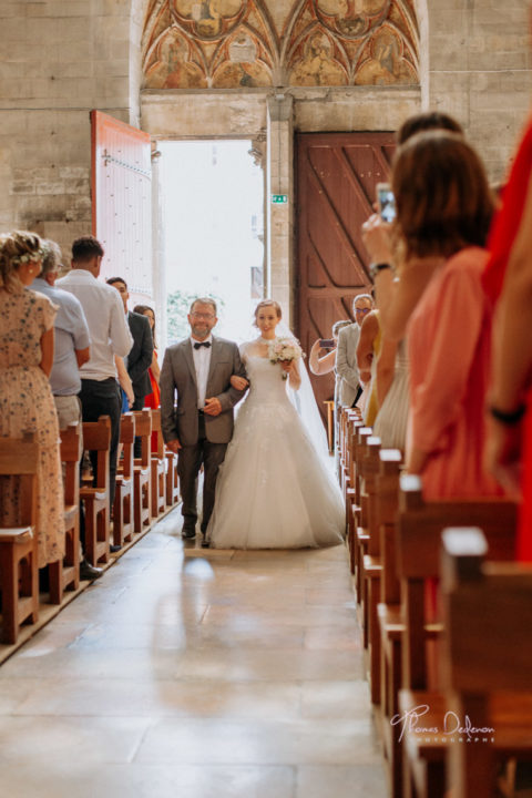 la mariée remonte l'allée de l'église st urbain à troyes