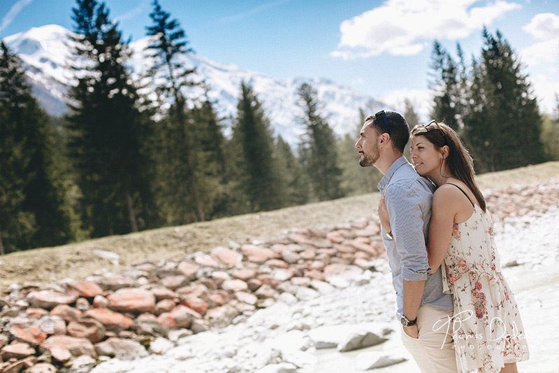 Portait de couple à Chamonix au pied du mont blanc