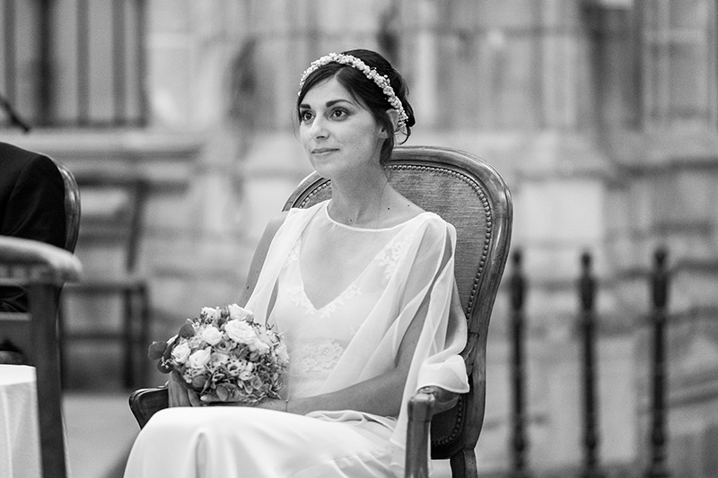 une jolie mariée dans la cathédrale d'orleans